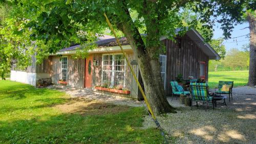 une cabine avec une table et des chaises dans une cour dans l'établissement The Little House at EVOO, à Cookeville