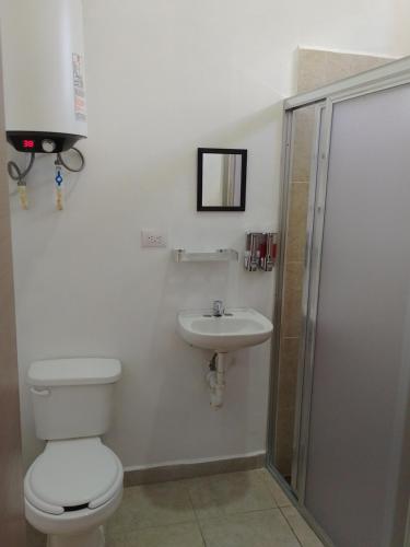 La salle de bains est pourvue de toilettes et d'un lavabo. dans l'établissement Casa Rosanna, à Campeche