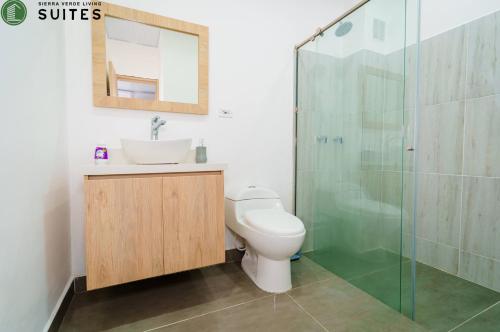 y baño con aseo, lavabo y ducha. en Sierra Verde Living, en Apartadó