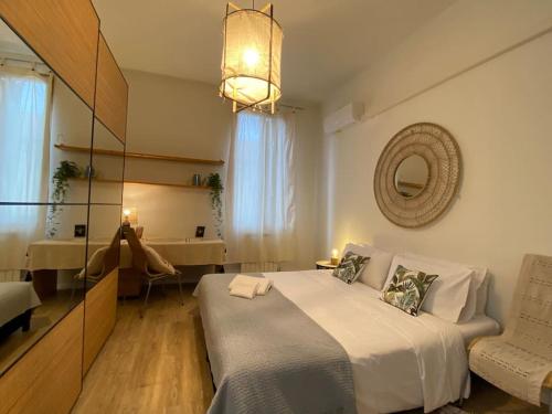 um quarto com uma cama, uma cadeira e um espelho em Casa Oscar: Entire apartment Venice.Mestre station em Mestre