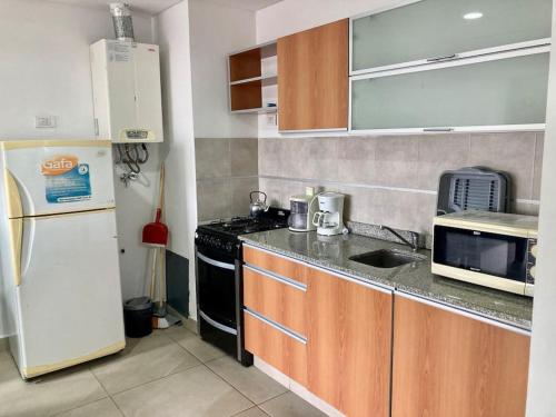 Cucina o angolo cottura di 5-Súper Dpto en Morón centro