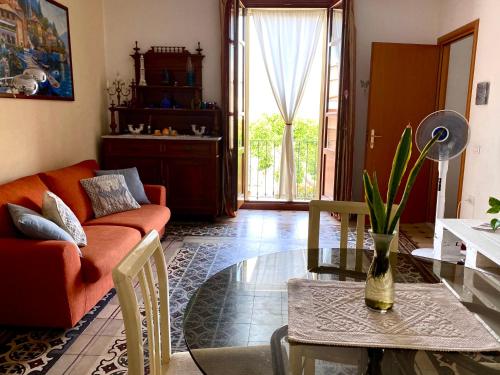 Guest House Baruffi في كارلوفورتي: غرفة معيشة مع أريكة وطاولة زجاجية