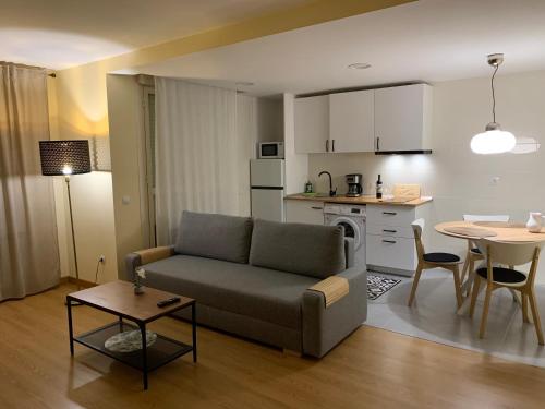 uma sala de estar com um sofá, uma mesa e uma cozinha em Casa Cristina - Rioja - I em Cenicero