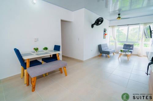 ein Wohnzimmer mit einem Esstisch und Stühlen in der Unterkunft Sierra Verde Living 2 in Apartadó