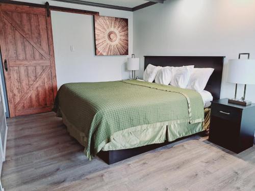 Postel nebo postele na pokoji v ubytování Dunes Motel - Bend