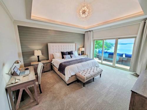 - une chambre avec un grand lit et un bureau dans l'établissement Magazine-Featured Mansion, Golf Green, Casino, etc, à Sunrise Beach