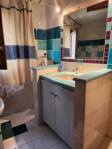 ein Bad mit einem Waschbecken und einem Spiegel in der Unterkunft Tertium house in Telti