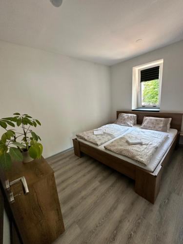Una cama o camas en una habitación de Apartmány KŘENOV