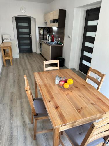 Una cocina o cocineta en Apartmány KŘENOV