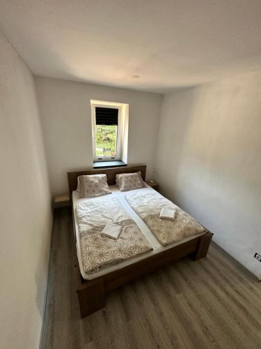 Una cama o camas en una habitación de Apartmány KŘENOV