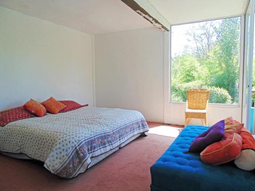 1 dormitorio con cama y ventana grande en Casa Lago Rapel, en Las Cabras