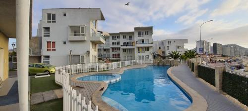 科金博的住宿－Depto. Condominio La Herradura, Coquimbo，大楼前的大型游泳池