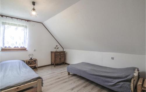 ニジツァにある3 Bedroom Gorgeous Home In Nidzicaのベッドルーム1室(ベッド2台、窓付)
