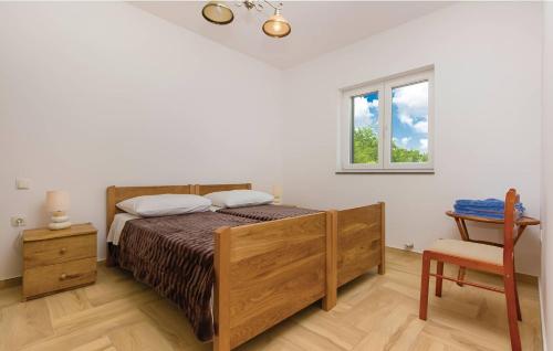 - une chambre avec un lit, une fenêtre et une chaise dans l'établissement Villa Oasis near Krka Waterfalls, à Drniš