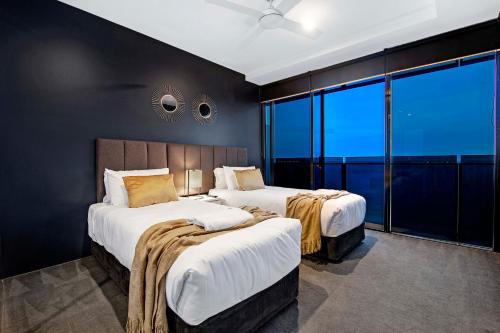 1 Schlafzimmer mit 2 Betten und einem großen Fenster in der Unterkunft Three Bedroom, Level 57 - Circle on Cavill - Self Contained, Privately Managed Apartments in Gold Coast