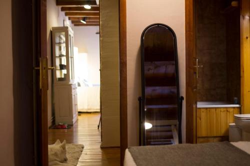 um corredor com um quarto com uma cama e um espelho em El Tarter - Andorra em El Tarter