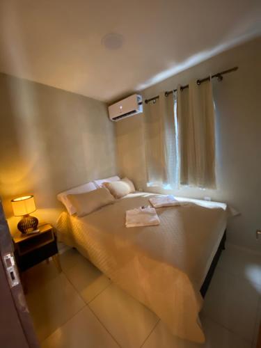 ein Schlafzimmer mit einem Bett mit zwei Handtüchern darauf in der Unterkunft Flat Turmilagres Bontempo in São Miguel dos Milagres