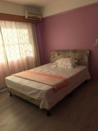 南迪的住宿－Nadi Town Newly Renovated 2nd Floor Suite with Large Terrace，卧室里一张空床,卧室里设有窗户