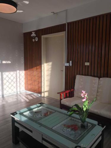 ein Wohnzimmer mit einem Sofa und einem Couchtisch aus Glas in der Unterkunft Nadi Town Newly Renovated 2nd Floor Suite with Large Terrace in Nadi