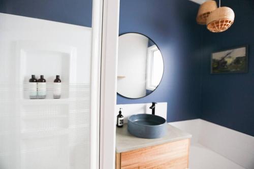 W łazience znajduje się umywalka i lustro. w obiekcie Bluey w mieście Warrnambool