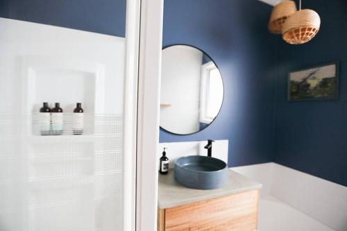 a bathroom with a sink and a mirror at Bluey in Warrnambool