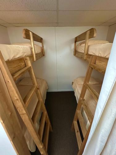 two bunk beds in a small room with atainedthritisthritisthritisthritis at Camping Bomont in Henryville