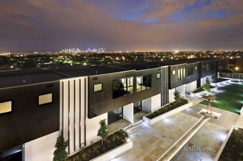 Ruckers Hill Northcote Penthouse في ملبورن: اطلالة جوية على مبنى في الليل