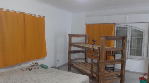 Zimmer mit zwei Holzregalen und einem Fenster in der Unterkunft Monoambiente Caffe PB in Guaymallen