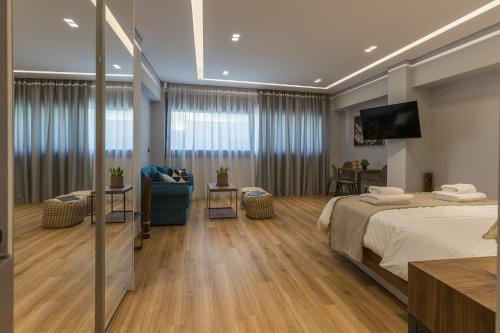 pokój hotelowy z łóżkiem i telewizorem w obiekcie Aethir Urban Stay by Raise w Atenach