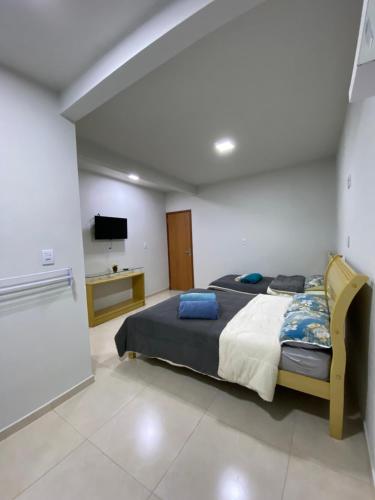 sypialnia z łóżkiem i telewizorem w obiekcie Apartamento Fruto da Terra 303 w mieście Caparaó Velho