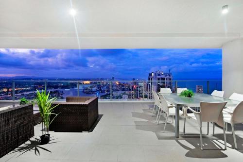 Three Bedroom Sub Penthouse - Lvl 49 - Circle on Cavill - Wow Stay