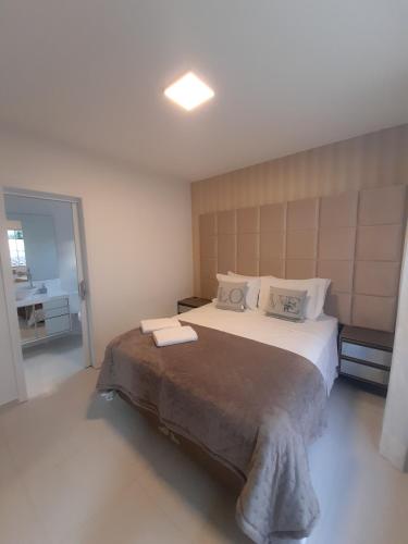 ein Schlafzimmer mit einem großen Bett in einem Zimmer in der Unterkunft Apto novo no centro in Pomerode