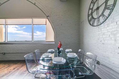 een eetkamer met een glazen tafel en stoelen bij Luxury Downtown Dallas Stay by Amyfinehouse in Dallas