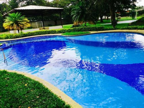 una gran piscina azul con cenador en Apartamento e109, en Guatemala