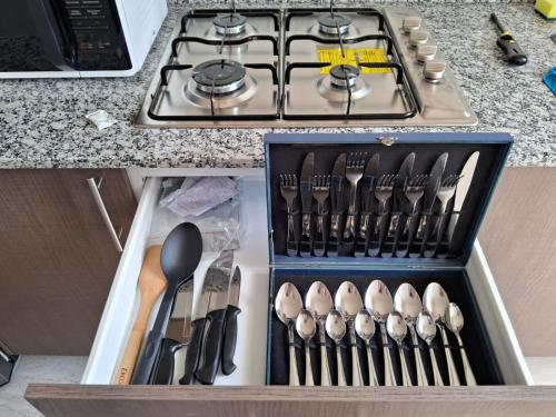 Departamento Ciudad MayaKoba 2 habitaciones في بلايا ديل كارمن: درج مليء بالأواني على الموقد