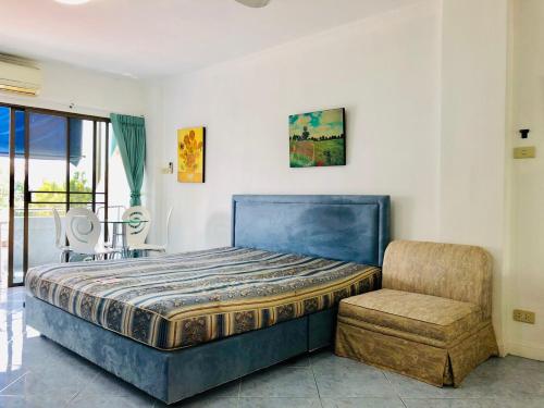 Postel nebo postele na pokoji v ubytování Jomtien Hill Resort Pratamnak