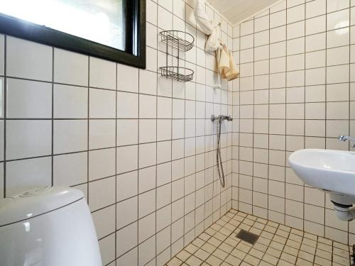łazienka z toaletą i umywalką w obiekcie Holiday home Melby IX w mieście Melby
