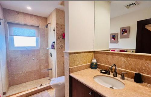 een badkamer met een wastafel en een toilet bij Acqua Residences 5 Star in Jacó