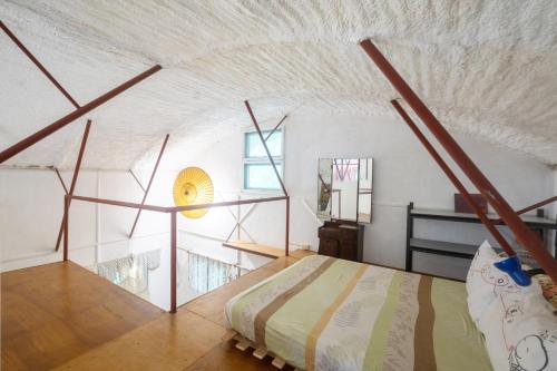 ein Schlafzimmer mit einem Bett in einem weißen Zimmer in der Unterkunft Private Nature Retreat w/Brick Oven & Hiking in Lipa