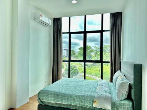- une chambre avec un lit et une grande fenêtre dans l'établissement Jeff & Ricky Homestay 79 @ 72 Residence, à Kuching