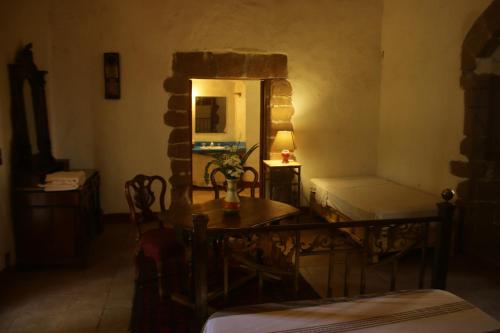 Habitación con mesa, cama y espejo. en Hacienda la Luna, 