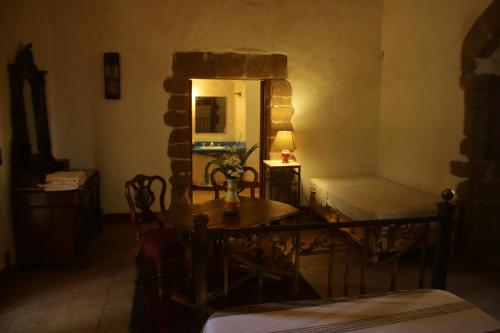 a room with a table and a bed and a mirror at Hacienda la Luna in Tetecala