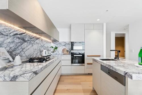 Cucina o angolo cottura di Jewel Beachfront Residences