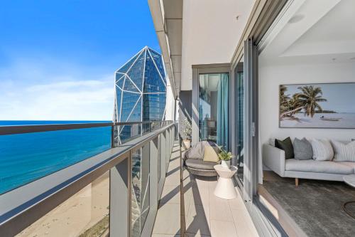 un balcone con vista sull'oceano di Jewel Beachfront Residences a Gold Coast