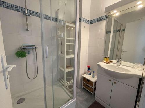 une salle de bain avec douche et lavabo dans l'établissement Appartement rénové 2 pièces, balcon, parking privé, à 200m de la plage, 4 couchages - Saint-Hilaire-de-Riez - FR-1-224C-269, à Saint-Hilaire-de-Riez