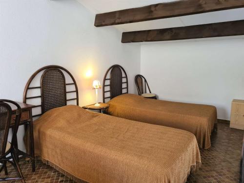 une chambre avec deux lits, une table et des chaises dans l'établissement Appartement T3 mezzanine avec terrasse, parking privé, à 400m de la plage - Cap d'Agde - FR-1-249-399, au Cap d'Agde