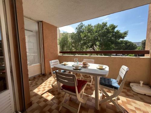 une table et des chaises sur un balcon avec vue dans l'établissement Appartement lumineux avec terrasse, parking et proche plage à Sainte-Maxime - FR-1-226-527, à Sainte-Maxime