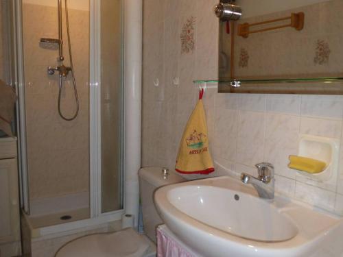 une salle de bain avec des toilettes et un lavabo avec un chapeau d'anniversaire dessus dans l'établissement Studio 1 étoile proche du parc et de l'établissement Thermal, équipé pour 2 personnes - FR-1-571-58, à Balaruc-les-Bains