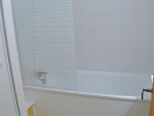 La salle de bains est pourvue d'une douche et d'une fenêtre en verre. dans l'établissement Samoëns : Appt. RDC pour 6 pers. Parking & Animaux admis - FR-1-629-130, à Samoëns