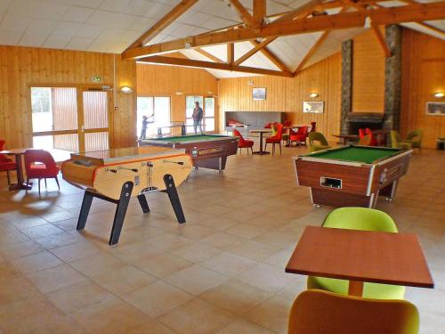 une grande chambre avec plusieurs tables et billards dans l'établissement Samoëns : Appt. RDC pour 6 pers. Parking & Animaux admis - FR-1-629-130, à Samoëns